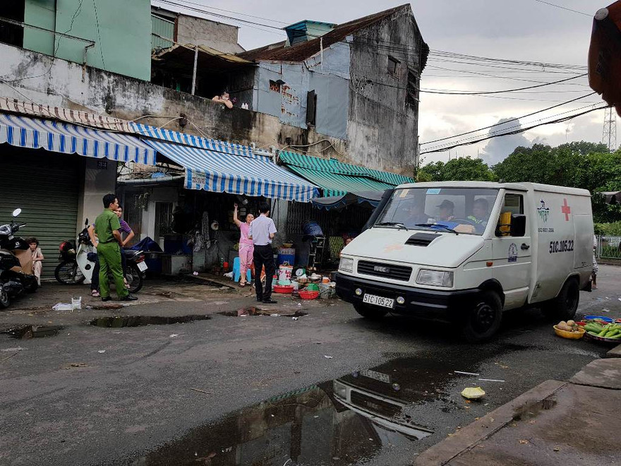 Công an có mặt điều tra vụ việc và đưa thi thể nạn nhân về nhà xác.