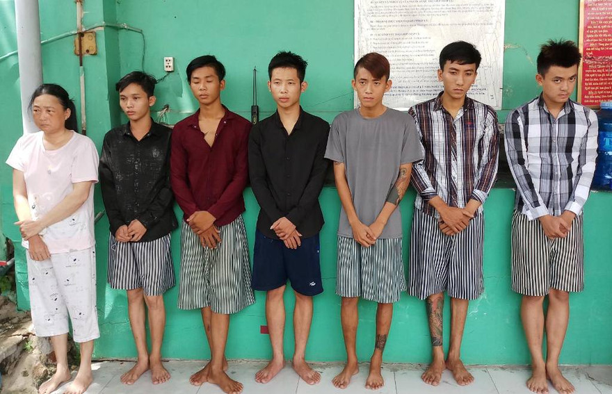 Ba mẹ con cùng nhóm bạn tại công an.