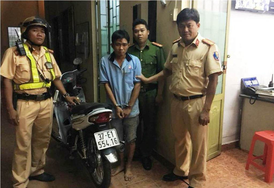 CSGT truy đuổi tên trộm trong đêm.