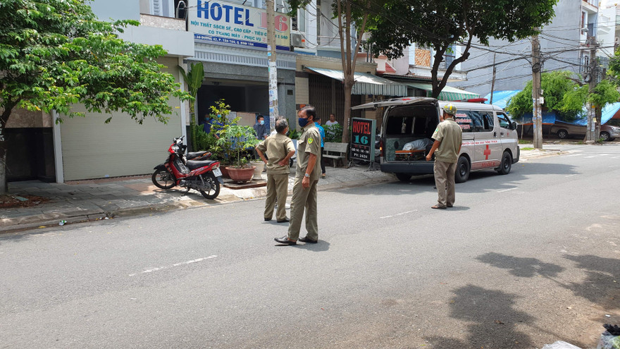 Lực lượng chức năng phong tỏa điều tra vụ việc.