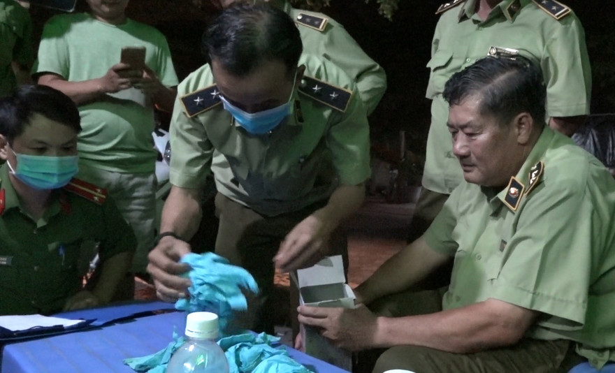 Lực lượng chức năng kiểm tra lô hàng.