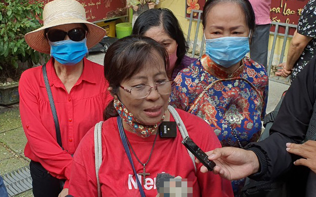 Bà Vân xúc động khi tìm được tro cốt của chồng.