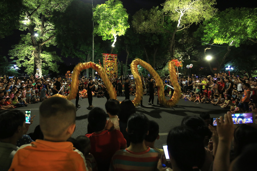 Hình ảnh ấn tượng đón Trung thu giữa 'biển người' trên phố đi bộ Hồ Gươm 