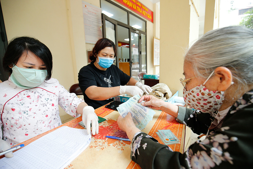 Người dân khó khăn vì COVID-19 xếp hàng nhận hỗ trợ từ gói 62 nghìn tỷ đồng