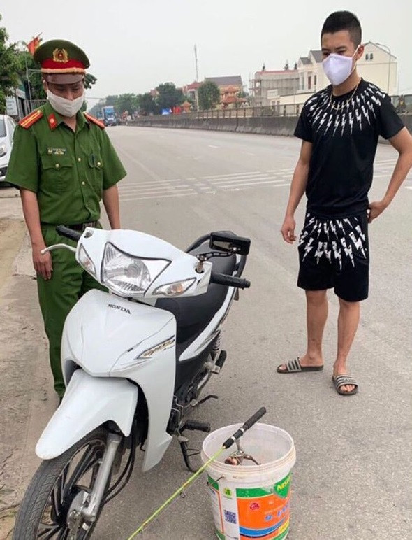 Đi câu cá trong thời gian cách ly, nam thanh niên bị phạt 200.000 đồng.