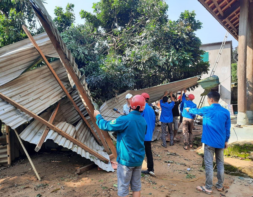 Tuổi trẻ Nghệ An giúp bà con miền núi khắc phục hậu quả sau giông, lốc 