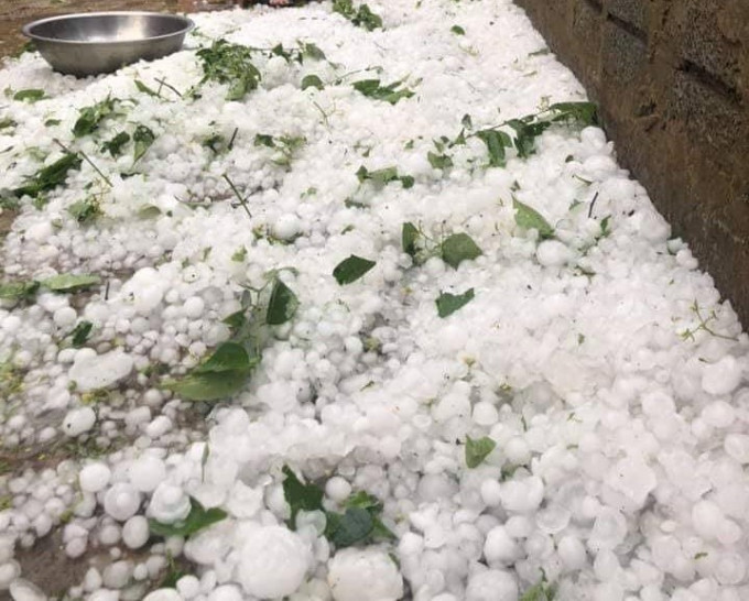 15 phút mưa đá, hàng trăm ngôi nhà bị thủng, tốc mái 