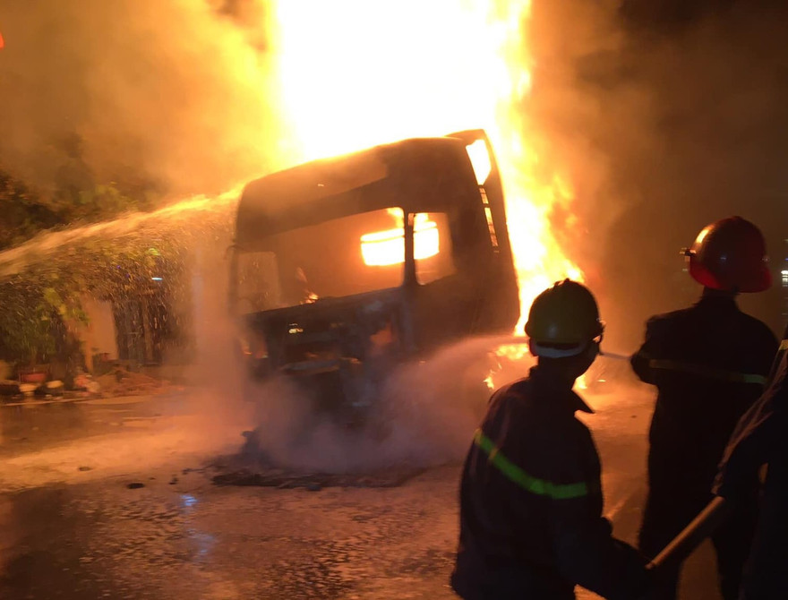 Đang lưu thông, chiếc xe đầu kéo bất ngờ bốc cháy dữ dội