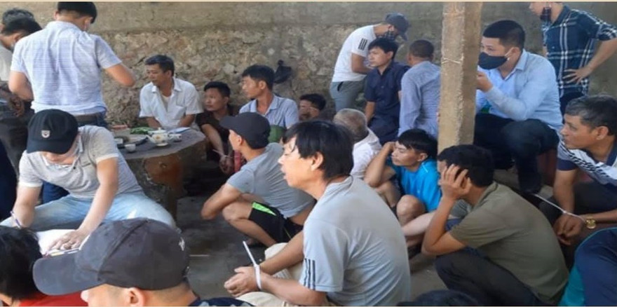 Các đối tượng tháo chạy toán loạn khi công an bất ngờ đột kích sới gà.