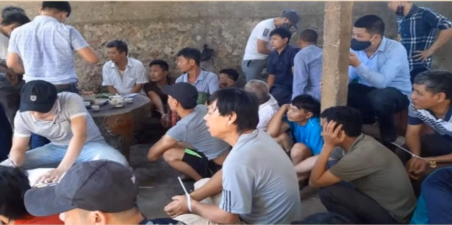 Các đối tượng tháo chạy toán loạn khi công an bất ngờ đột kích sới gà.
