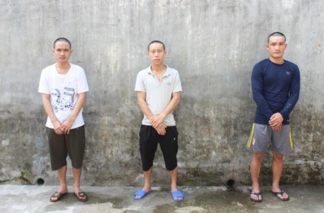 Em trai bị bắt liên quan ma túy, người anh dùng dao uy hiếp công an