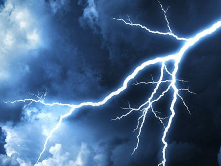 Đi làm ruộng, một phụ nữ bị sét đánh chết