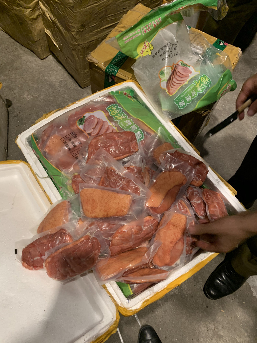 Bắt giữ nửa tấn nội tạng gia cầm bốc mùi hôi thối trên đường lên... bàn nhậu