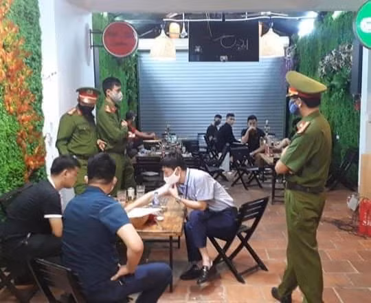 Quán Lẩu Ếch (địa chỉ 27 Nguyễn Văn Cừ, TP.Vinh) mở bán bất chấp lệnh cách ly xã hội bị xử phạt 7,5 triệu đồng.