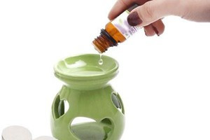 Bé trai 18 tháng tuổi tử vong thương tâm nghi do uống nhầm tinh dầu đèn đuổi. Ảnh minh họa