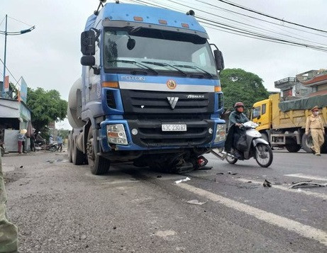 Container 'nuốt' xe máy vào gầm, người đàn ông tử vong 