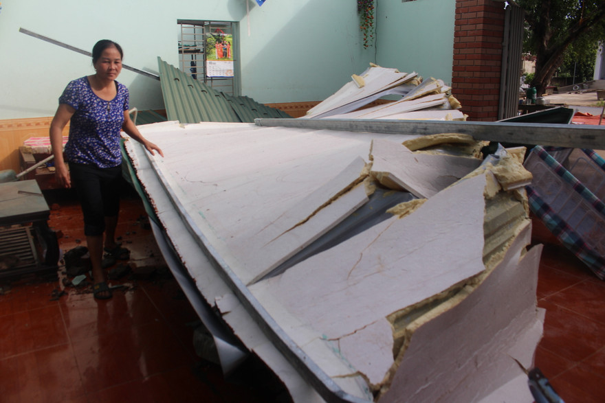 Hàng trăm nhà dân bị tốc mái do mưa lớn kèm lốc xoáy