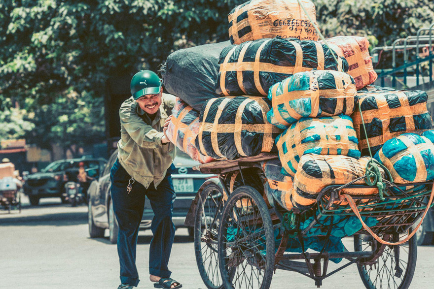 12 giờ trưa, nhiệt độ ngoài trời tăng cao, hàng trăm lao động vẫn miệt mài làm việc kiếm sống.