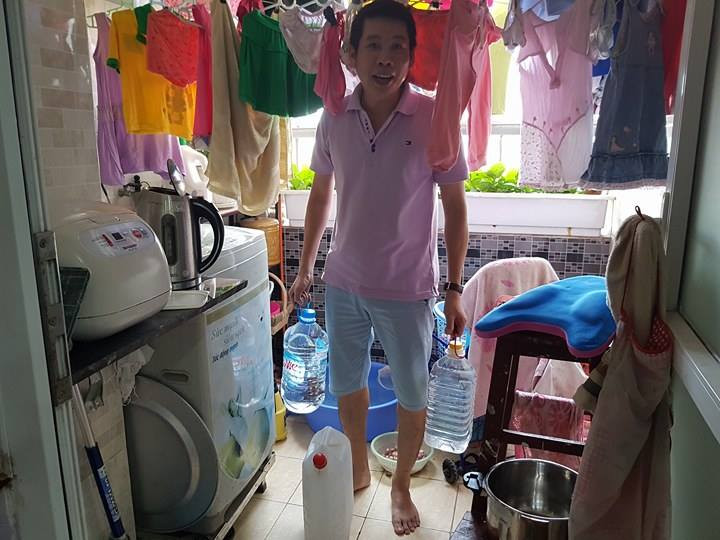 Cuộc sống của cư dân chung cư VP3 đang bị đảo lộn vì thiếu nước sạch trong những ngày năng nóng.