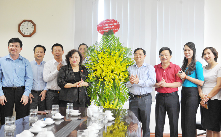 Chủ tịch HĐND TP Hà Nội Nguyễn Thị Bích Ngọc chúc mừng đội ngũ cán bộ, phóng viên, biên tập viên báo Tiền Phong nhân Ngày Báo chí cách mạng Việt Nam. 