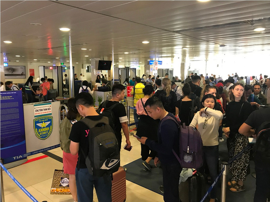 Những ngày cao điểm, lượng khách đến sân bay Tân Sơn Nhất tăng đột biến.