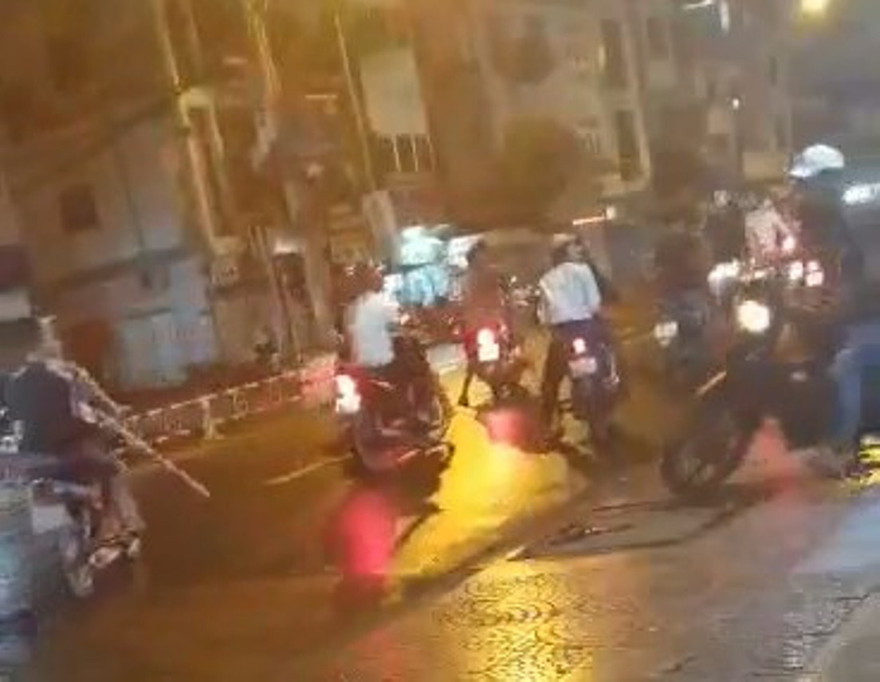 Nhóm thanh niên hỗn chiến trên đường.