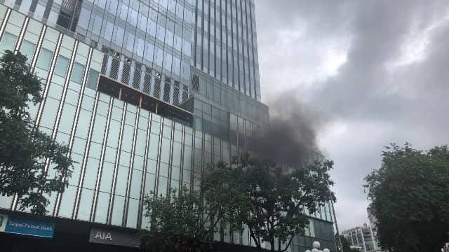 Khói bốc lên nghi ngút trên tầng cao toà nhà.