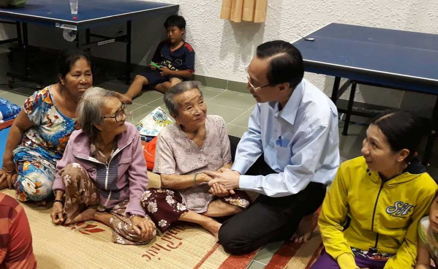 Lãnh đạo UBND TPHCM thăm hỏi người dân tại nơi tránh bão.