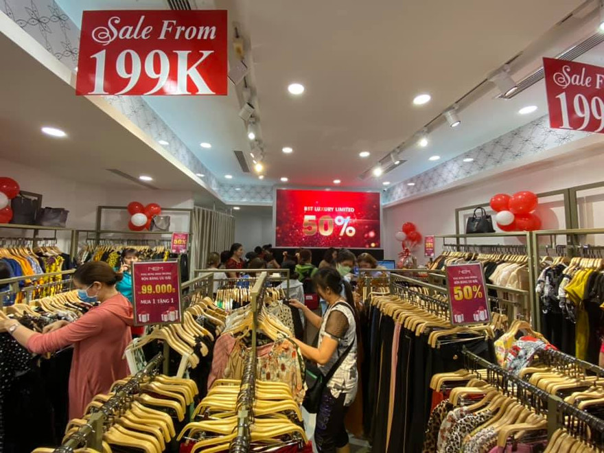 Nhiều cửa hàng thời trang giảm giá mạnh dịp 11/11.