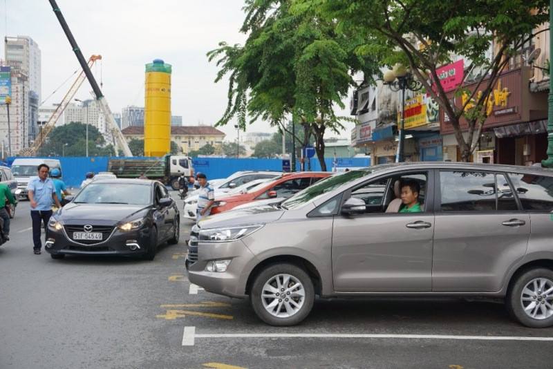 TPHCM thất thoát tiền thỉ từ thu phí đỗ xe lòng đường.