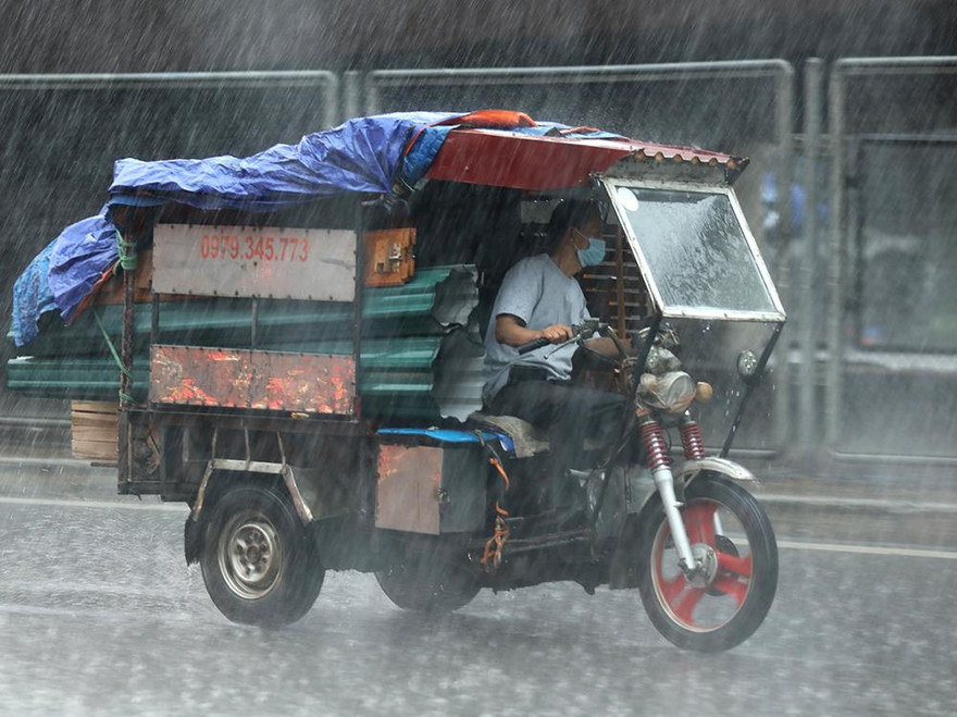 Hà Nội mưa dông trắng trời, nội thành cảnh báo ngập lụt