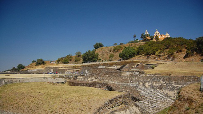 Nền móng của Đại kim tự tháp Cholula dưới chân nhà thờ trên đỉnh núi. Ảnh: Flickr