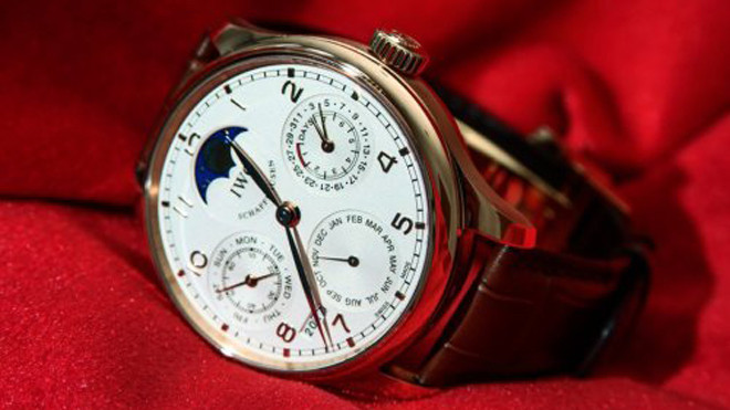 Phí càng cao thì đồng hồ càng đắt tiền. Ảnh: Business Insider