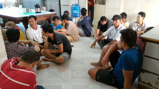 Các con bạc tại cơ quan công an.