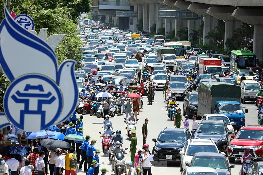 Ùn tắc giao thông lúc tan thi vào trường chuyên Khoa học Tự nhiên Hà Nội