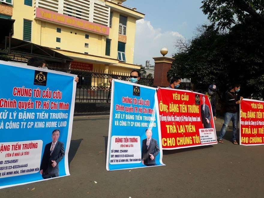 Nhiều người dân bị lừa tiền kêu cứu đến công an.