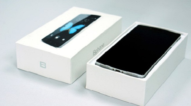Bphone bản thương mại vẫn trong quá trình hoàn thiện phần mềm. Ảnh: Lê Hiếu.
