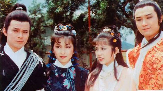 Từ trái sang: Huỳnh Nhật Hoa (vai Quách Tĩnh), Trần Tú Châu (vai Trình Dao Ca), Ông Mỹ Linh (vai Hoàng Dung) và Miêu Kiều Vỹ (vai Dương Khang) trong Anh hùng xạ điêu 1983.