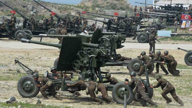 Các khẩu đội pháo phòng không 85mm và 57mm đang vào vị trí bắn.