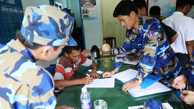 Cảnh sát biển Việt Nam làm việc với người bị tình nghi là cướp biển trên tàu Malaysia.