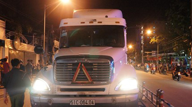 Rơ moóc của chiếc xe gây tai nạn. Ảnh: Hoàng Sơn