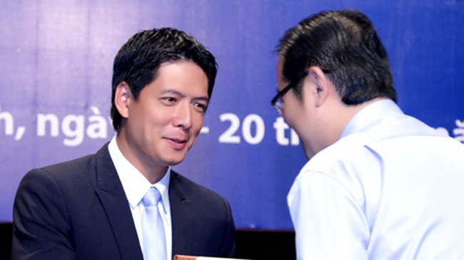 Bình Minh nhận giấy khen.