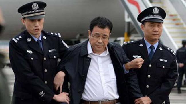 Lý Hoắc Bác bị dẫn giải ngay sau khi được đưa về Bắc Kinh hôm 9/5.