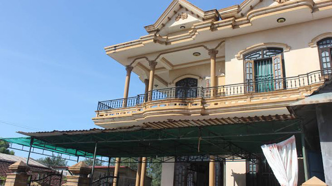 Ngôi nhà bề thế của ông Huỳnh Thủy (bố đẻ nạn nhân Huỳnh Nhật và bố vợ của nghi can Trần Xuân Vinh) là nơi xảy ra vụ án mạng khiến hai anh em con chú bác chết thảm.