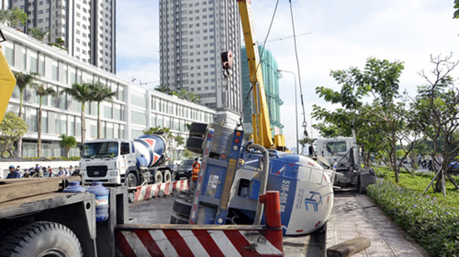 Xe bồn nằm ngang đường Nguyyễn Hữu Thọ. Ảnh: An Nhơn.