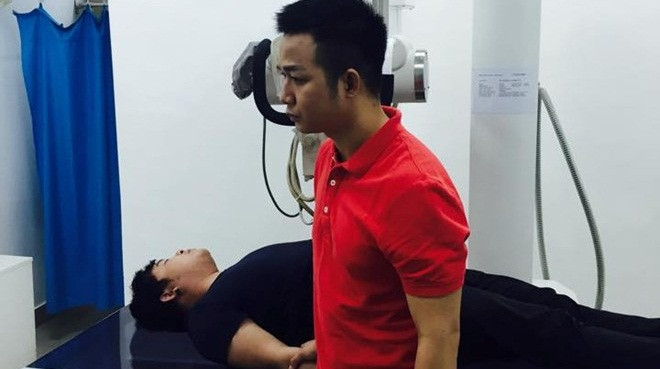 Quang Lê được đưa đến bệnh viện trong tình trạng ngất xỉu. Ảnh: FBN