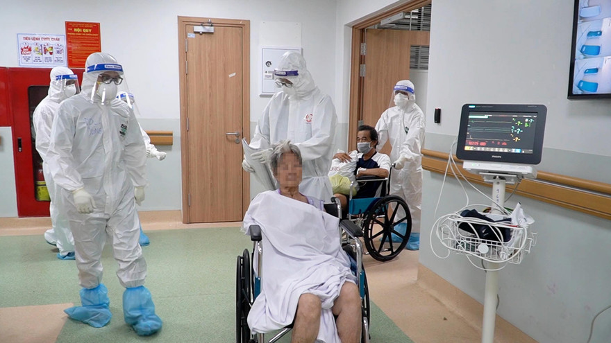 Ngày 5/8, khoa 6B, Bệnh viện Hồi sức COVID-19 đặt tại Bệnh viện Ung Bướu cơ sở 2, TP Thủ Đức, TPHCM đang chăm sóc những bệnh nhân COVID-19 nặng đã chuyển nhẹ được chuyển đến từ khu Hồi sức để chăm sóc.