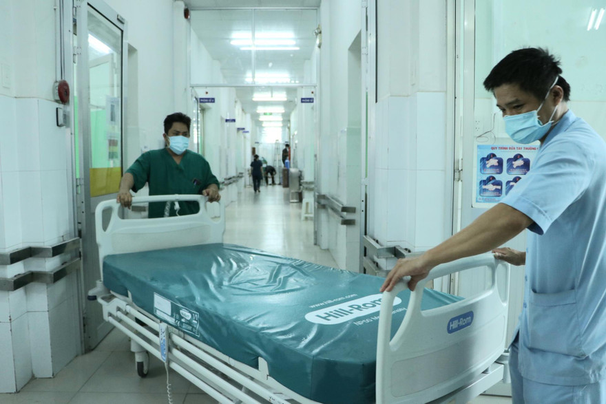 Trước diễn biến phức tạp của dịch COVID-19, số lượng ca bệnh nặng tăng cao, Bệnh viện Chợ Rẫy đã mở rộng khu hồi sức điều trị bệnh nhân nặng để tiếp nhận điều trị hàng trăm bệnh nhân COVID-19 nặng và nguy kịch.