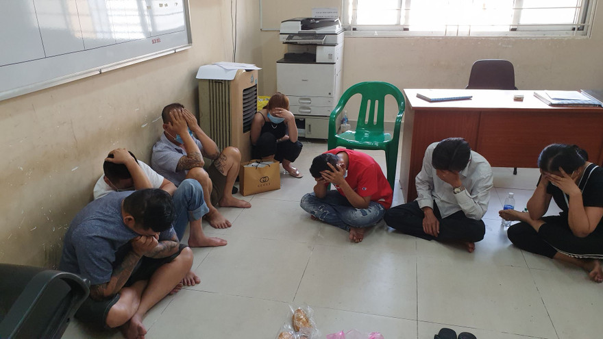 Các con bạc bị đưa về trụ sở Công an.