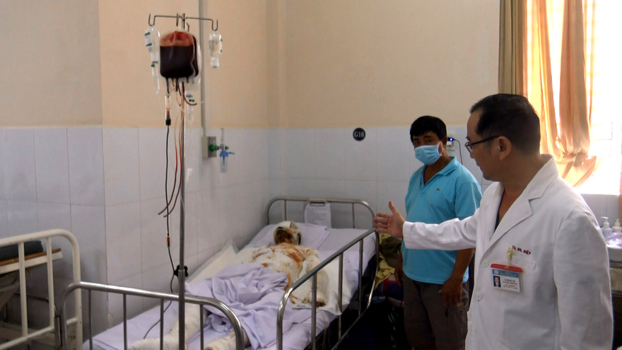 Thanh niên cụt tay, mất một mắt do pháo nổ.